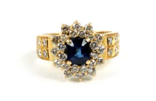 A GOOD QUALITY 18CT GOLD DIAMOND AND SAPPHIRE RING