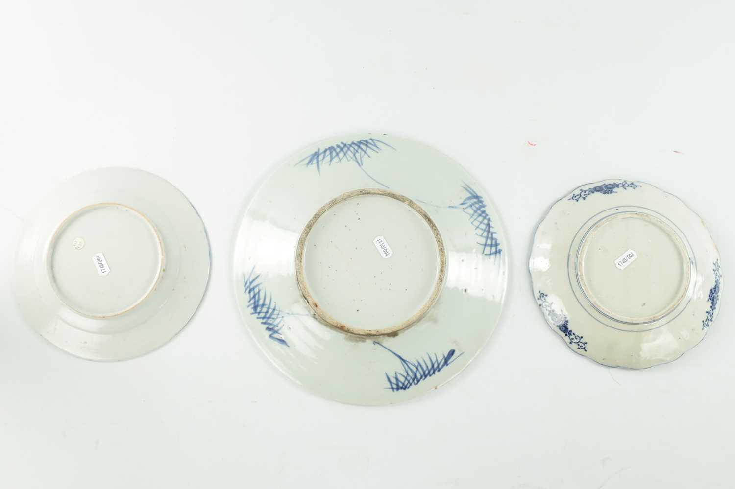 A COLLECTION OF THREE ORIENTAL SERVING PLATES - Image 8 of 8