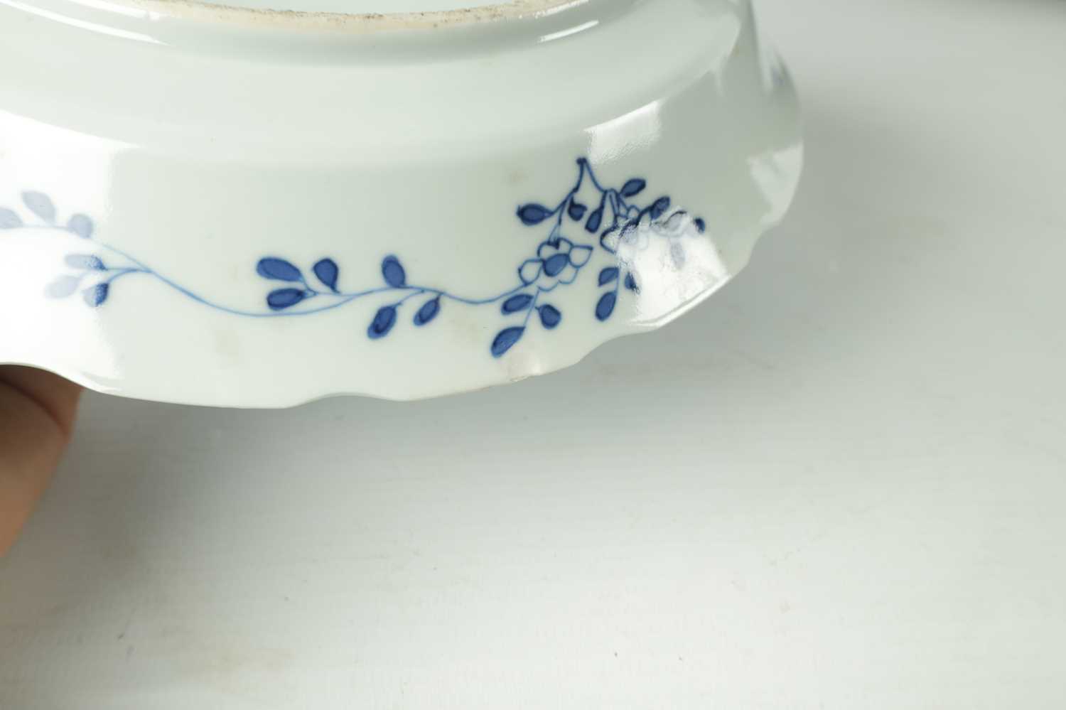 A PAIR OF 18TH/19TH CENTURY CHINESE BLUE & WHITE PORCELAIN BOWLS - Image 9 of 9