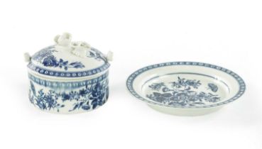 AN 18TH CENTURY WORCESTER BLUE AND WHITE BUTTER TUB COVER AND STAND