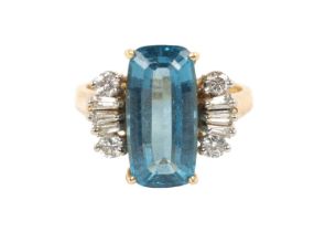 A 14CT GOLD DIAMOND AND TOPAZ LADIES RING