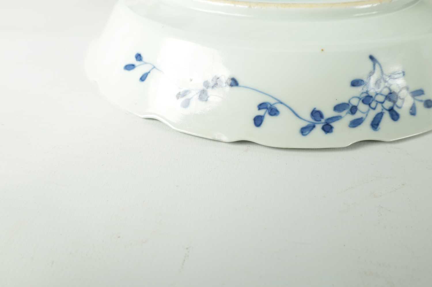 A PAIR OF 18TH/19TH CENTURY CHINESE BLUE & WHITE PORCELAIN BOWLS - Image 3 of 9