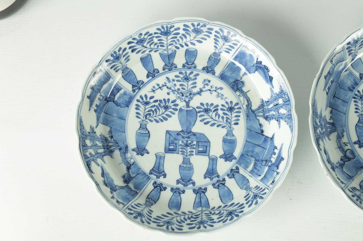 A PAIR OF 18TH/19TH CENTURY CHINESE BLUE & WHITE PORCELAIN BOWLS - Image 4 of 9