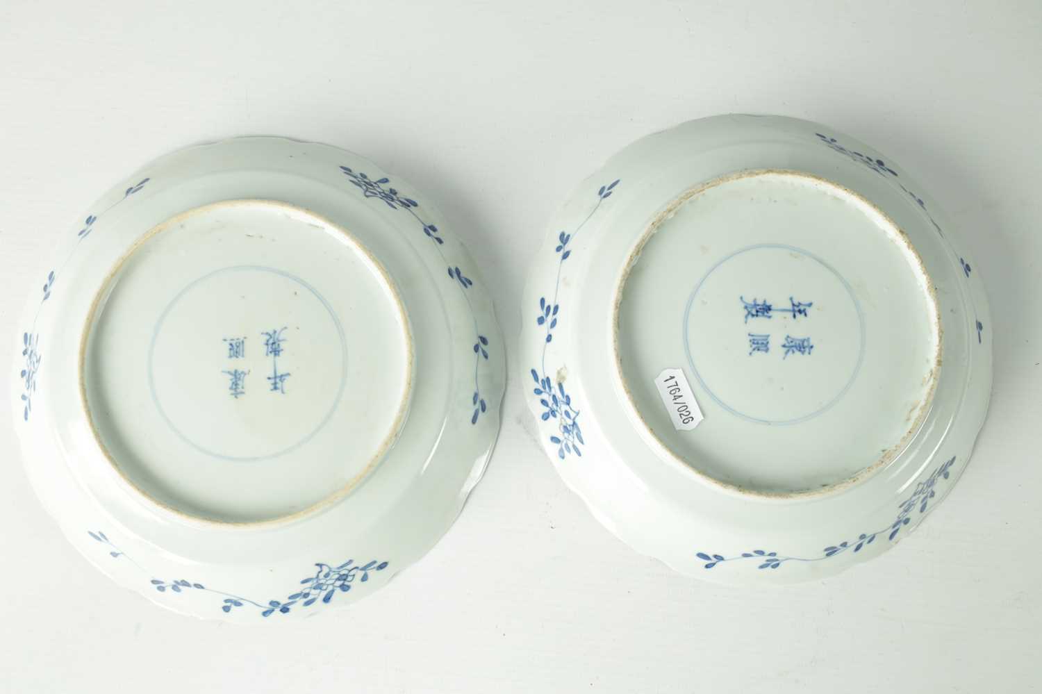 A PAIR OF 18TH/19TH CENTURY CHINESE BLUE & WHITE PORCELAIN BOWLS - Image 7 of 9