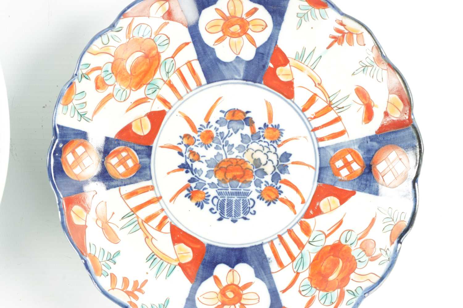 A COLLECTION OF THREE ORIENTAL SERVING PLATES - Image 2 of 8