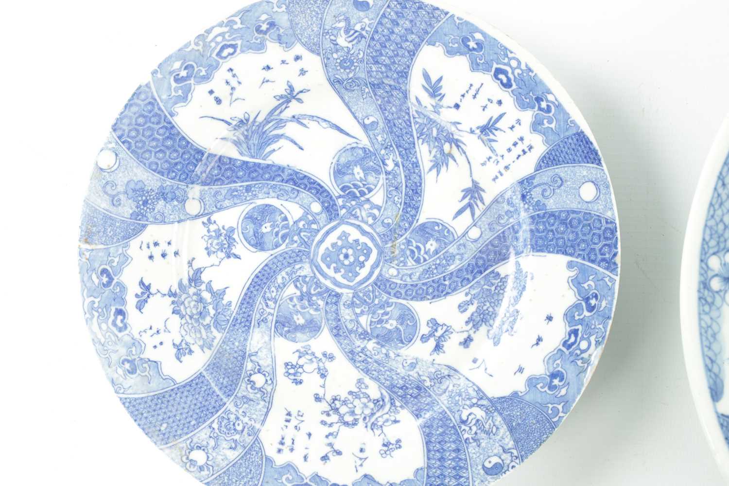 A COLLECTION OF THREE ORIENTAL SERVING PLATES - Image 4 of 8