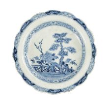 AN 18TH CENTURY CHINESE BLUE AND WHITE PORCELAIN PLATE