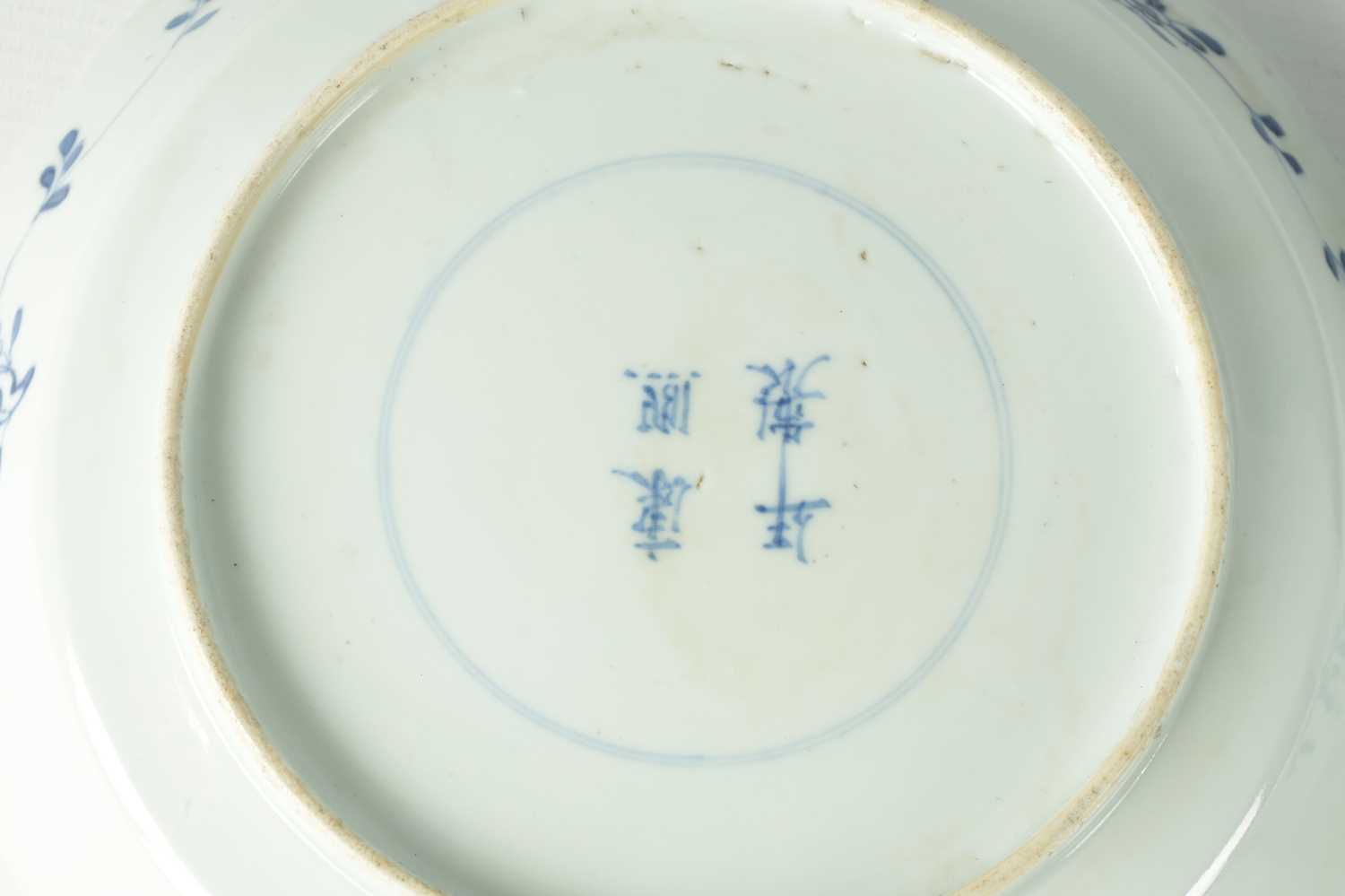 A PAIR OF 18TH/19TH CENTURY CHINESE BLUE & WHITE PORCELAIN BOWLS - Image 8 of 9