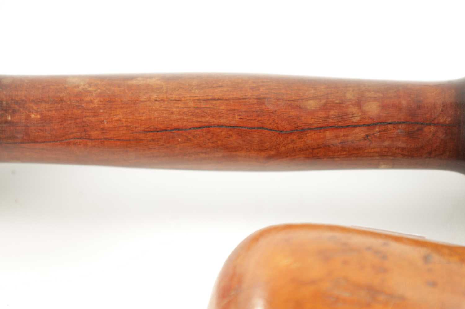 A COLLECTION OF VARIOUS TURNED WOOD AND TREEN ITEMS - Image 7 of 7