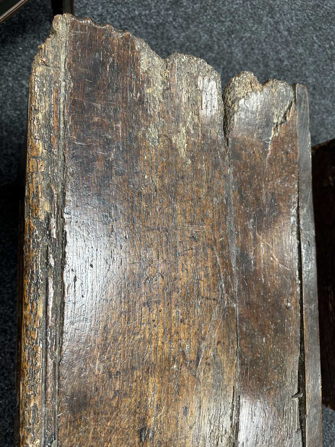 A RARE 15TH/16TH CENTURY GOTHIC OAK PLANK COFFER OF SMALL SIZE - Image 19 of 22