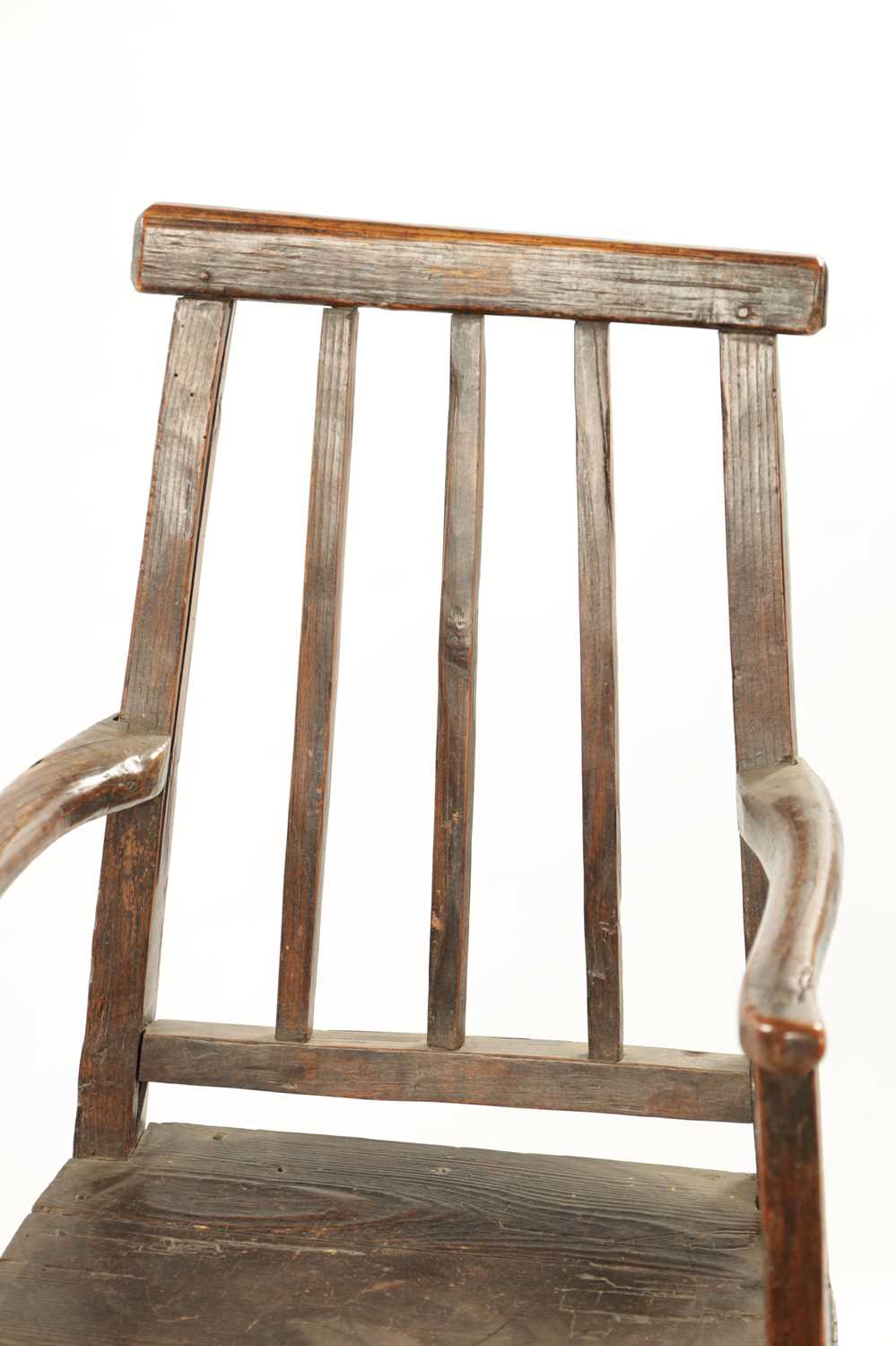 A PRIMITIVE 18TH CENTURY CHILDS FRUITWOOD SPLAT BACK HIGH CHAIR - Image 3 of 7