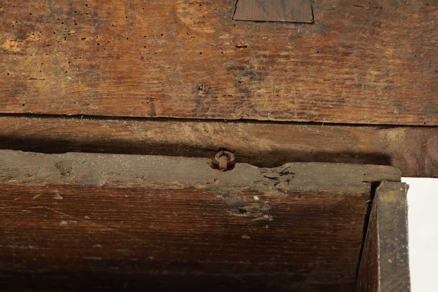 A RARE 15TH/16TH CENTURY GOTHIC OAK PLANK COFFER OF SMALL SIZE - Image 4 of 22