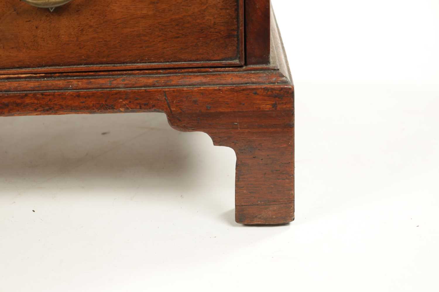 A SMALL GEROGE III FIGURED MAHOGANY BACHELORS CHEST - Image 7 of 14