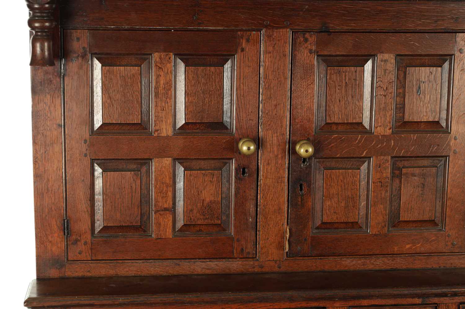 AN EARLY 18TH CENTURY PANELLED OAK DUDARN - Image 3 of 8