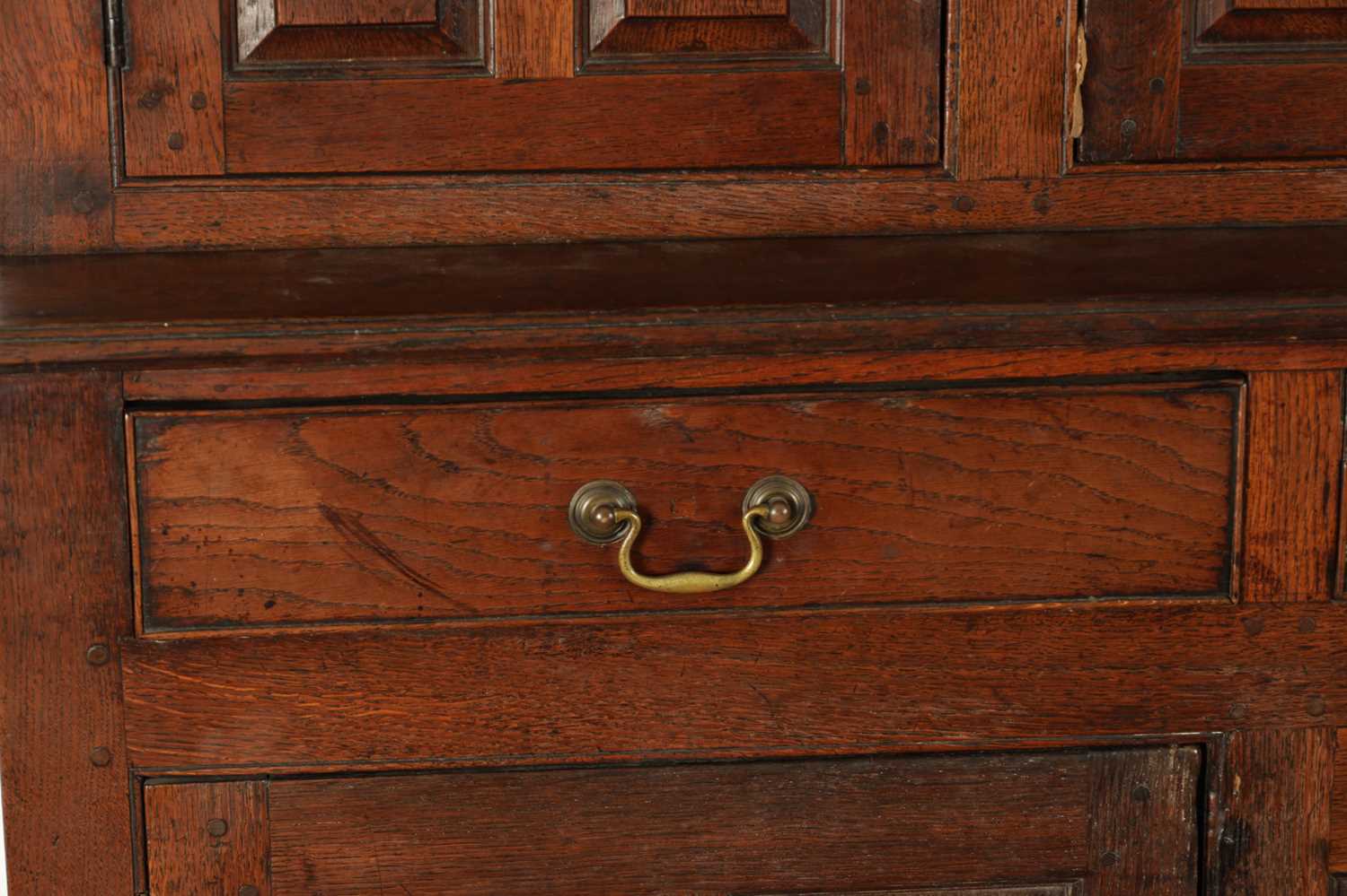 AN EARLY 18TH CENTURY PANELLED OAK DUDARN - Image 2 of 8
