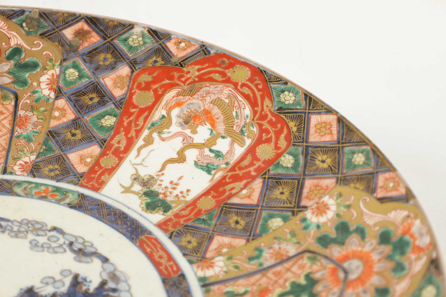 A PAIR OF 19TH CENTURY JAPANESE IMARI CHARGERS - Image 6 of 9