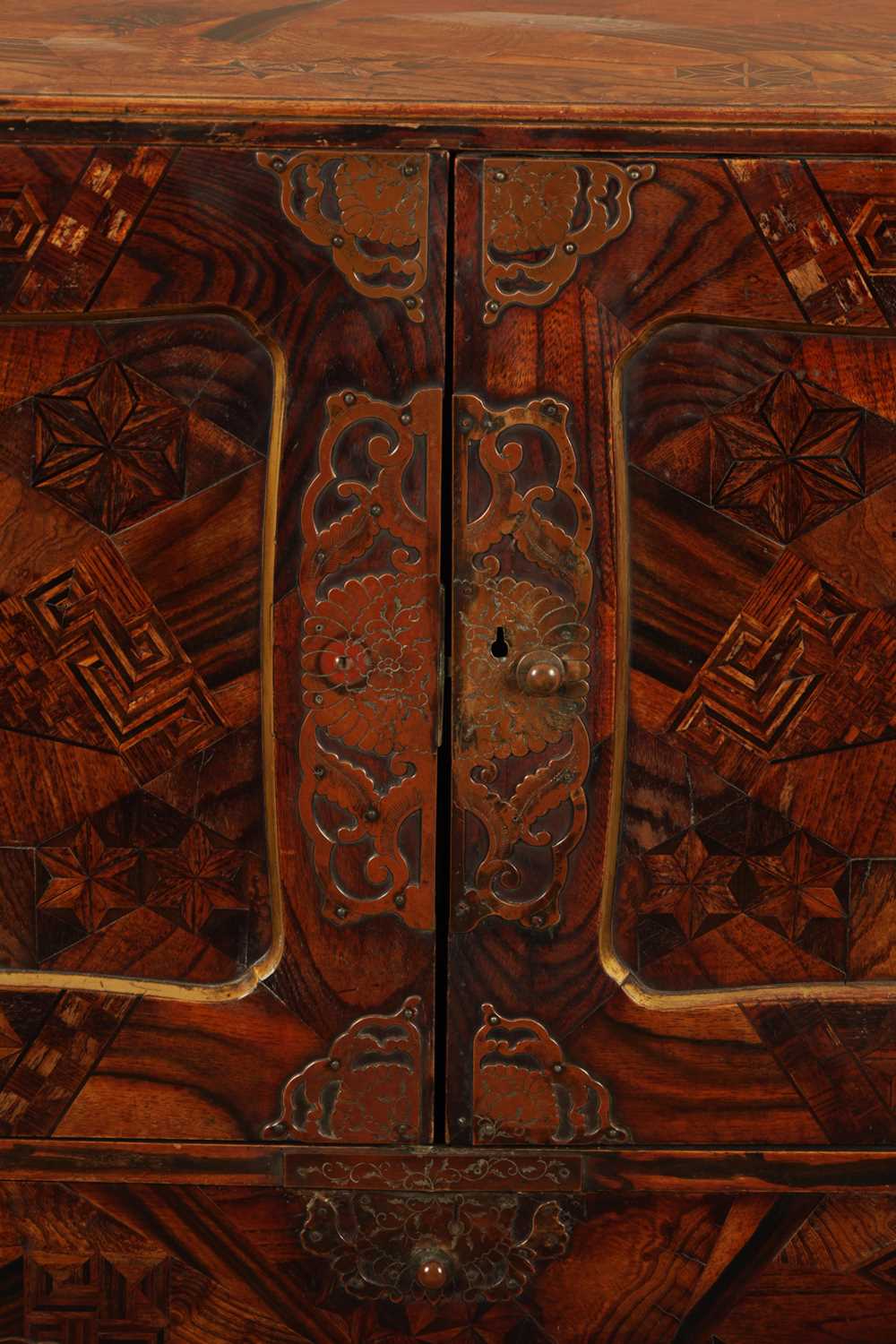 A JAPANESE MEIJI PERIOD INLAID COLLECTOR'S CABINET OF LARGE SIZE - Image 4 of 9