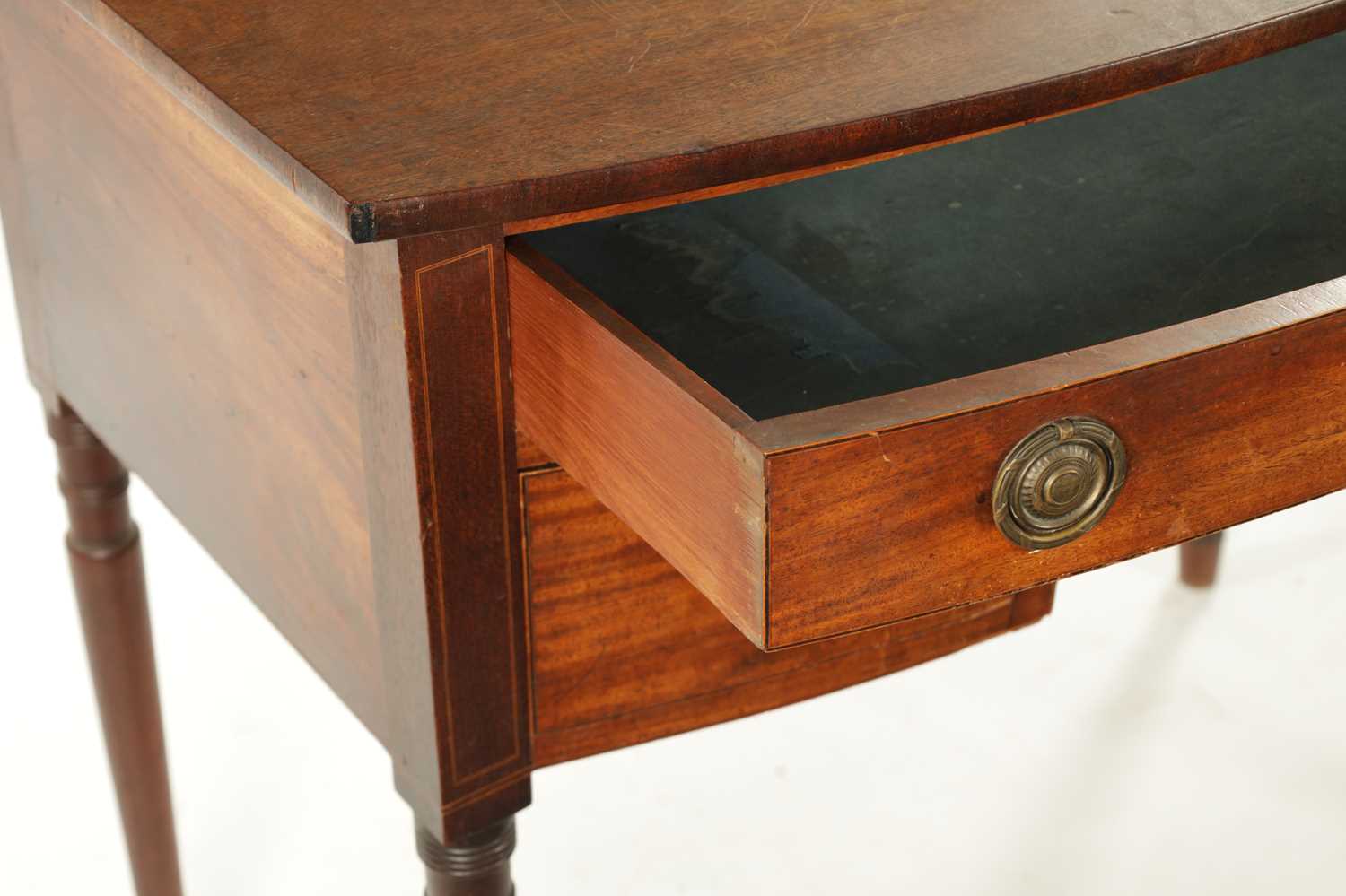 A REGENCY GILLOWS STYLE MAHOGANY BOW FRONTED SIDE TABLE - Image 5 of 5