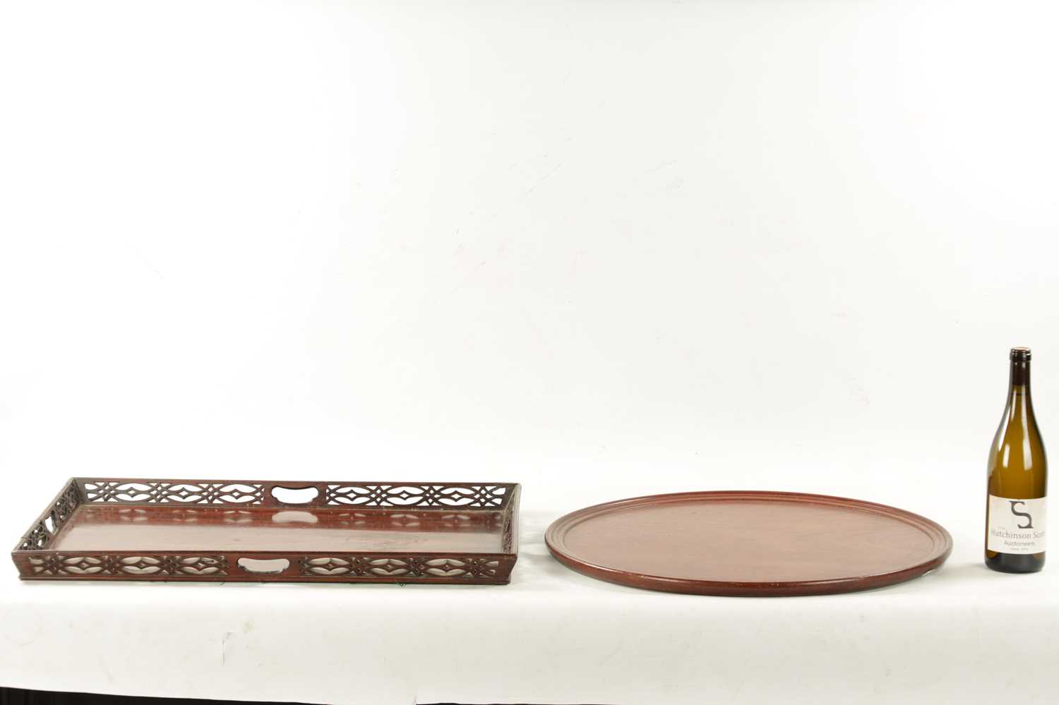 AN 18TH CENTURY RECTANGULAR FRETTED GALLERY TRAY TOGETHER WITH A MAHOGANY CIRCULAR TOP - Image 2 of 5