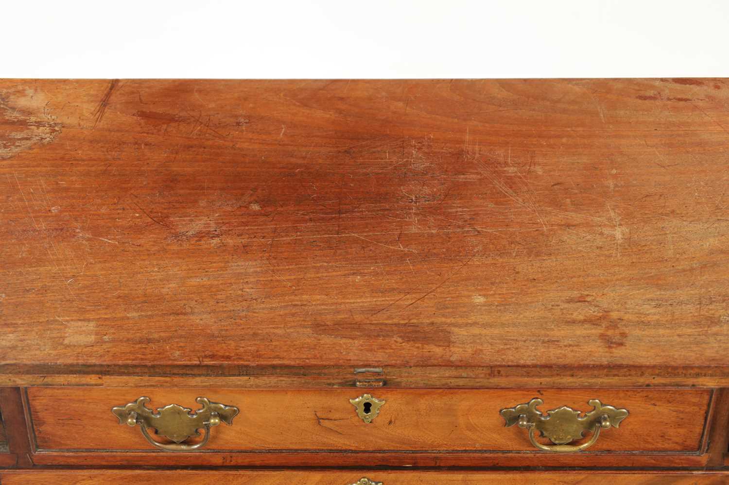 A SMALL GEROGE III FIGURED MAHOGANY BACHELORS CHEST - Image 4 of 14