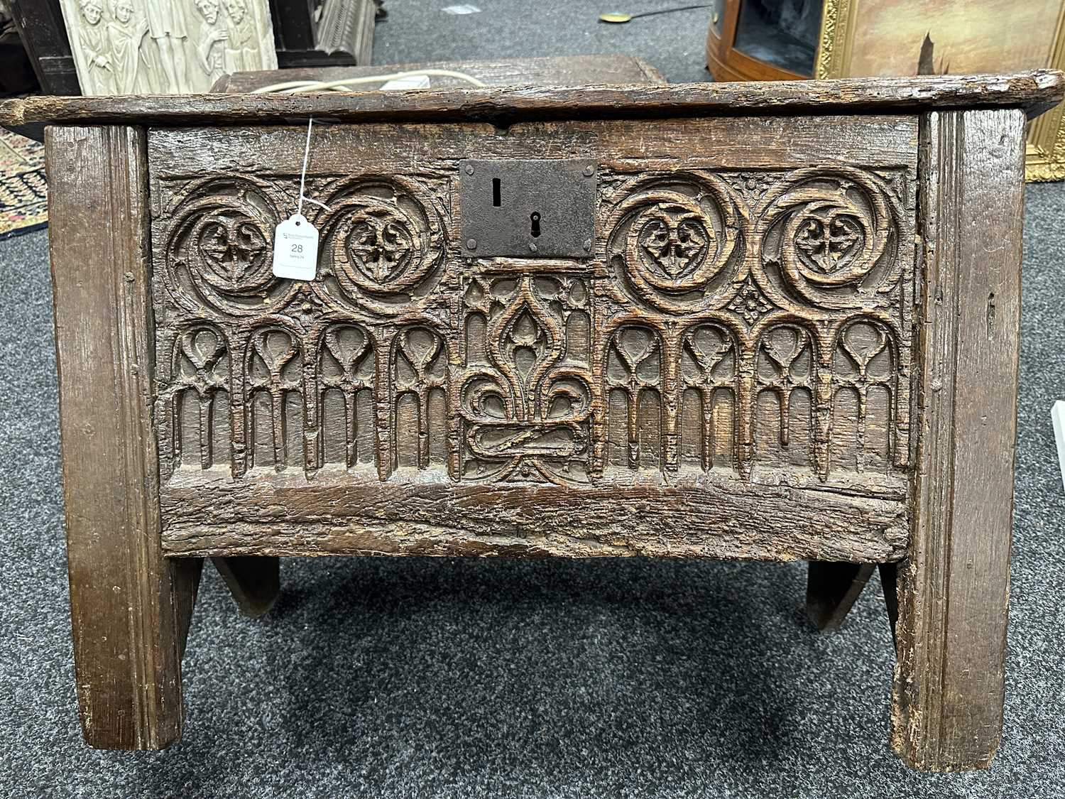 A RARE 15TH/16TH CENTURY GOTHIC OAK PLANK COFFER OF SMALL SIZE - Image 16 of 22