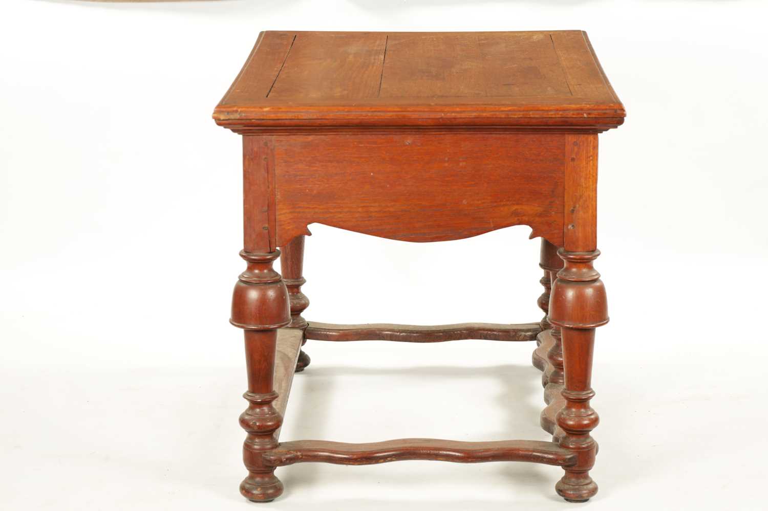 AN UNUSUAL 18TH CENTURY COLONIAL PADOUK WOOD TWO DRAWER TABLE ON BALLUSTER LEGS WITH SHAPED STRETCHE - Image 6 of 8