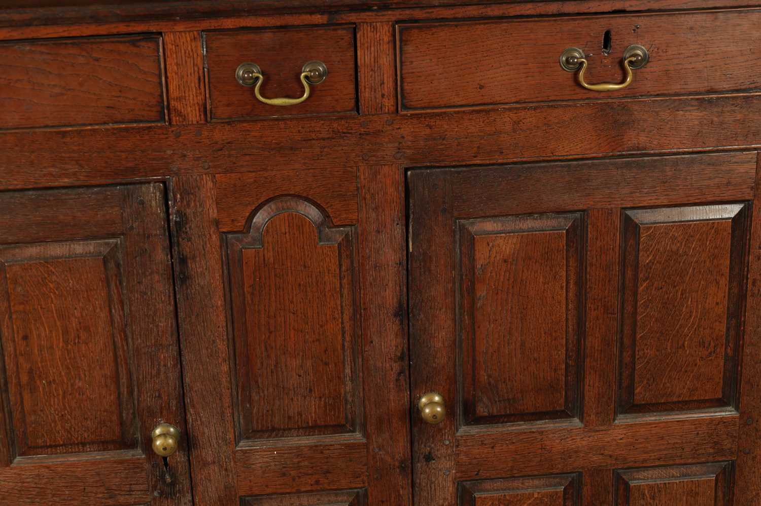 AN EARLY 18TH CENTURY PANELLED OAK DUDARN - Image 4 of 8