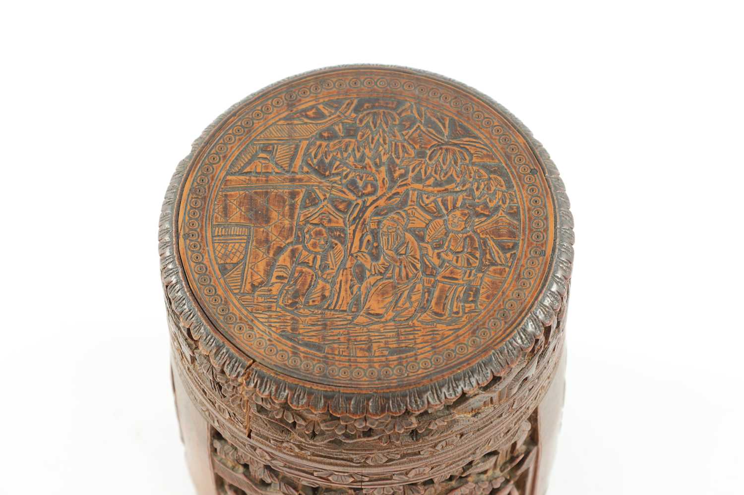 A GOOD EARLY 19TH CENTURY CARVED BAMBOO CHINESE BRUSH POT AND LID - Image 2 of 7