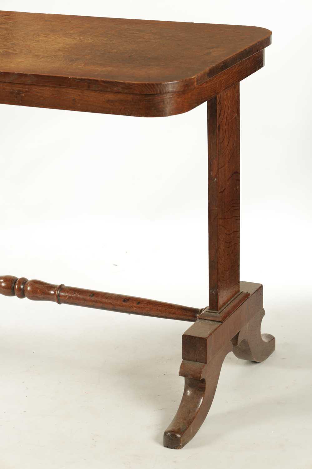 A REGENCY FIGURED OAK COUNTRY HOUSE LIBRARY TABLE - Image 3 of 6