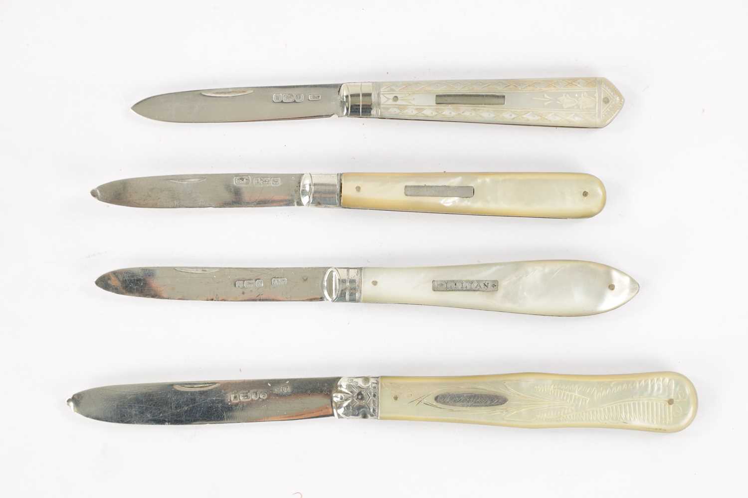 A COLLECTION OF FOUR 19TH CENTURY SILVER FOLDING POCKET FRUIT KNIVES - Image 2 of 6