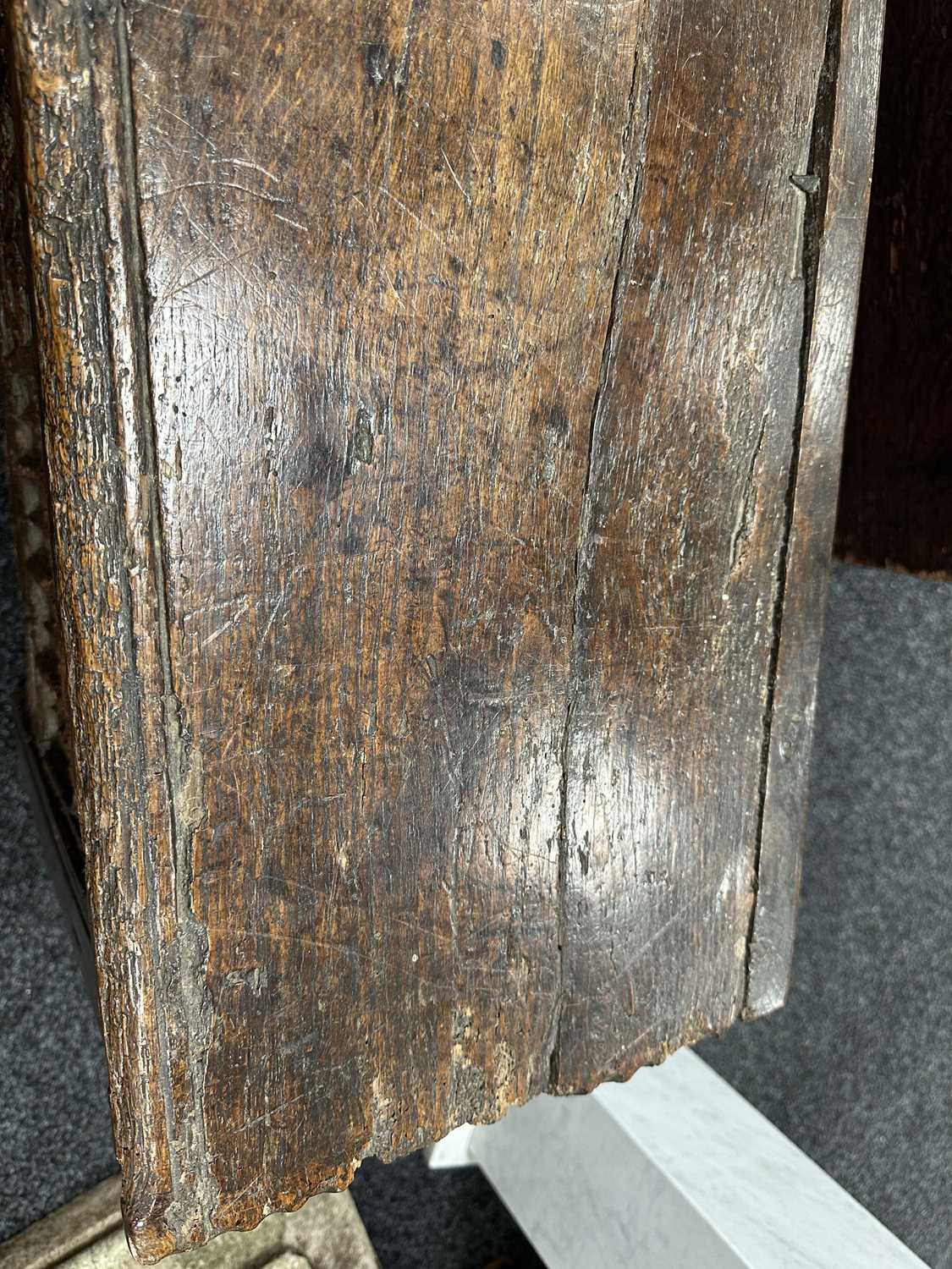 A RARE 15TH/16TH CENTURY GOTHIC OAK PLANK COFFER OF SMALL SIZE - Image 20 of 22