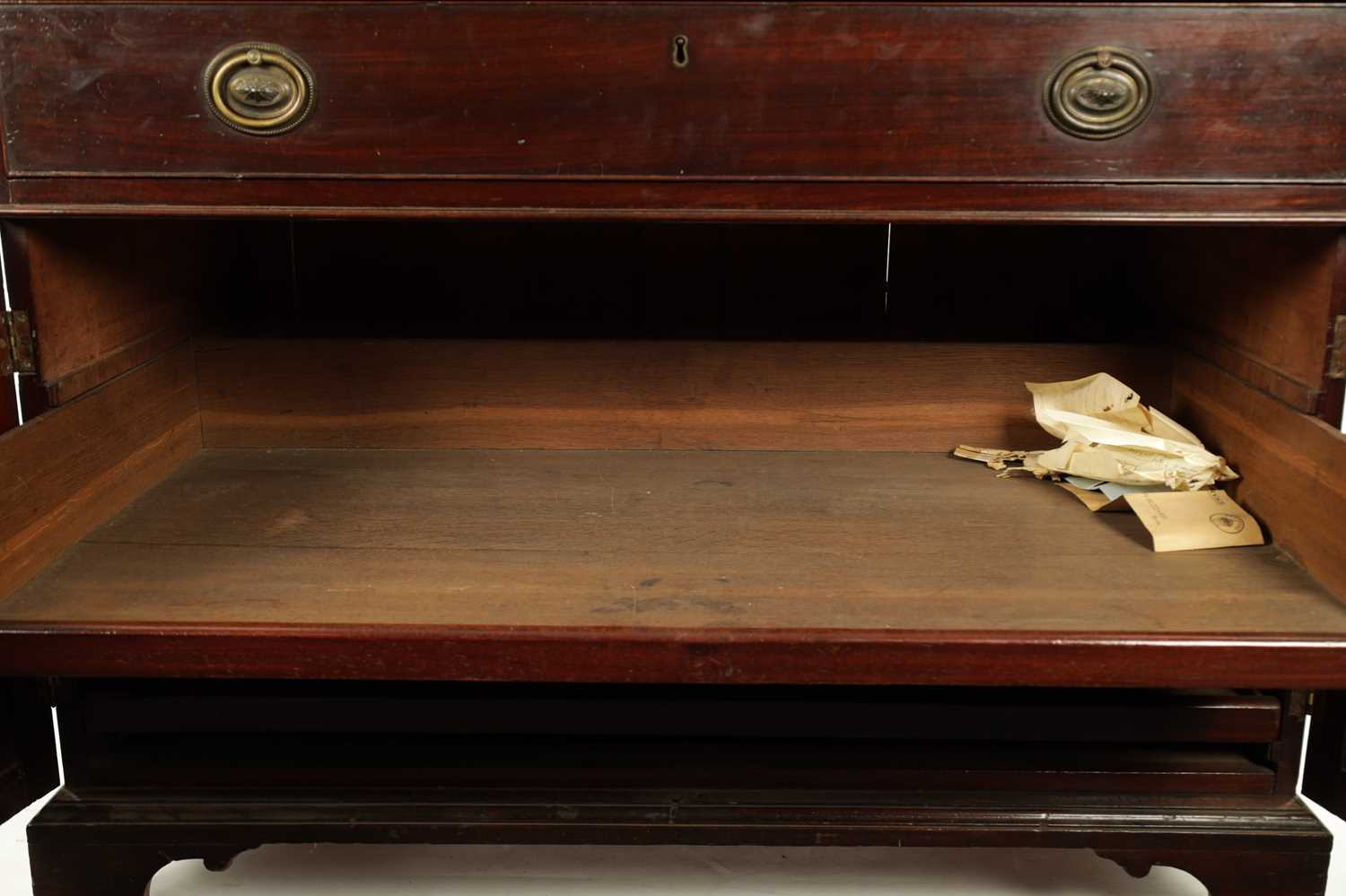 A GEORGE III MAHOGANY GENTLEMAN’S LIBRARY CHEST WITH SECRETAIRE DRAWER - Image 8 of 10