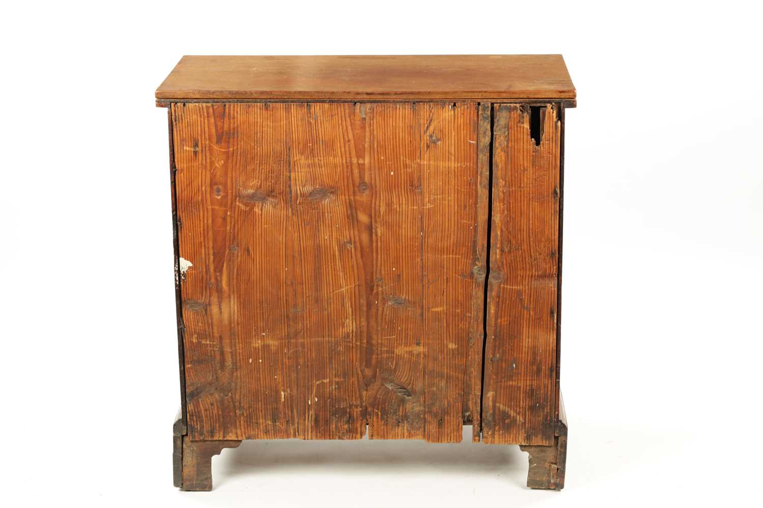 A SMALL GEROGE III FIGURED MAHOGANY BACHELORS CHEST - Image 13 of 14