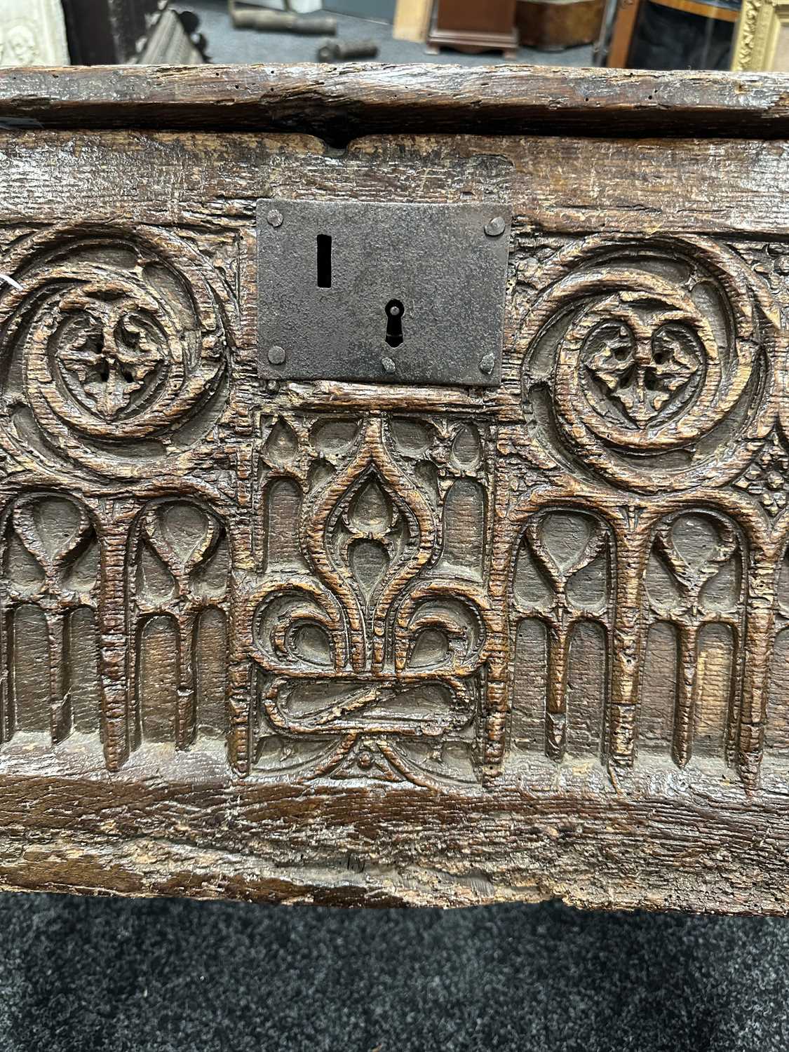 A RARE 15TH/16TH CENTURY GOTHIC OAK PLANK COFFER OF SMALL SIZE - Image 12 of 22