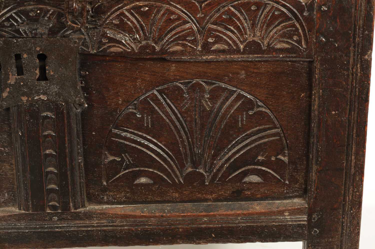 A GOOD SMALL LATE 17TH CENTURY OAK PANELLED COFFER - Image 4 of 11