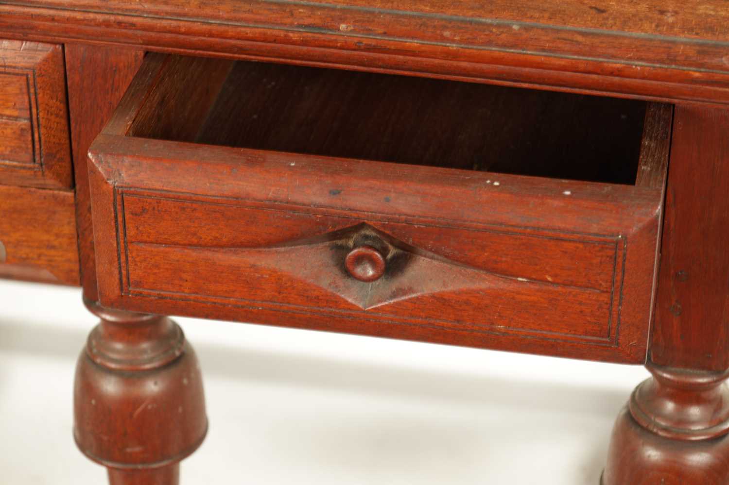 AN UNUSUAL 18TH CENTURY COLONIAL PADOUK WOOD TWO DRAWER TABLE ON BALLUSTER LEGS WITH SHAPED STRETCHE - Image 4 of 8