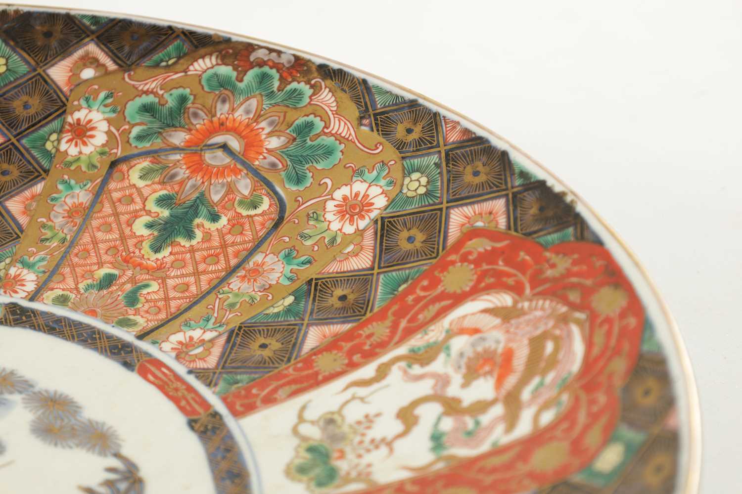 A PAIR OF 19TH CENTURY JAPANESE IMARI CHARGERS - Image 3 of 9