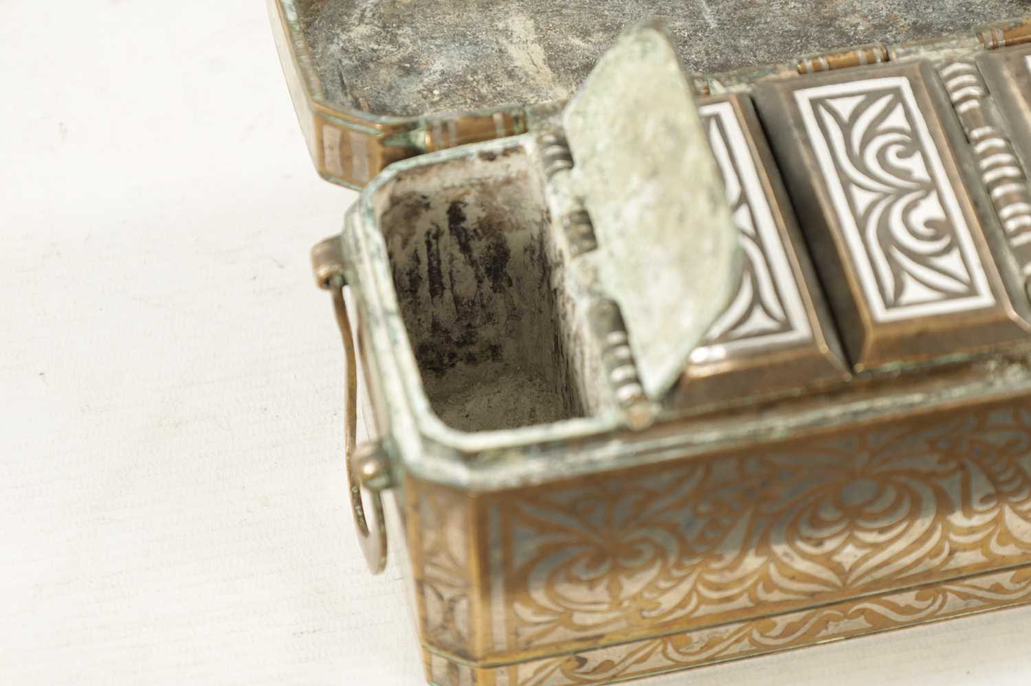 A LATE 19TH CENTURY MARANOA SILVER INLAID BRONZE BETEL NUT BOX - Image 5 of 7