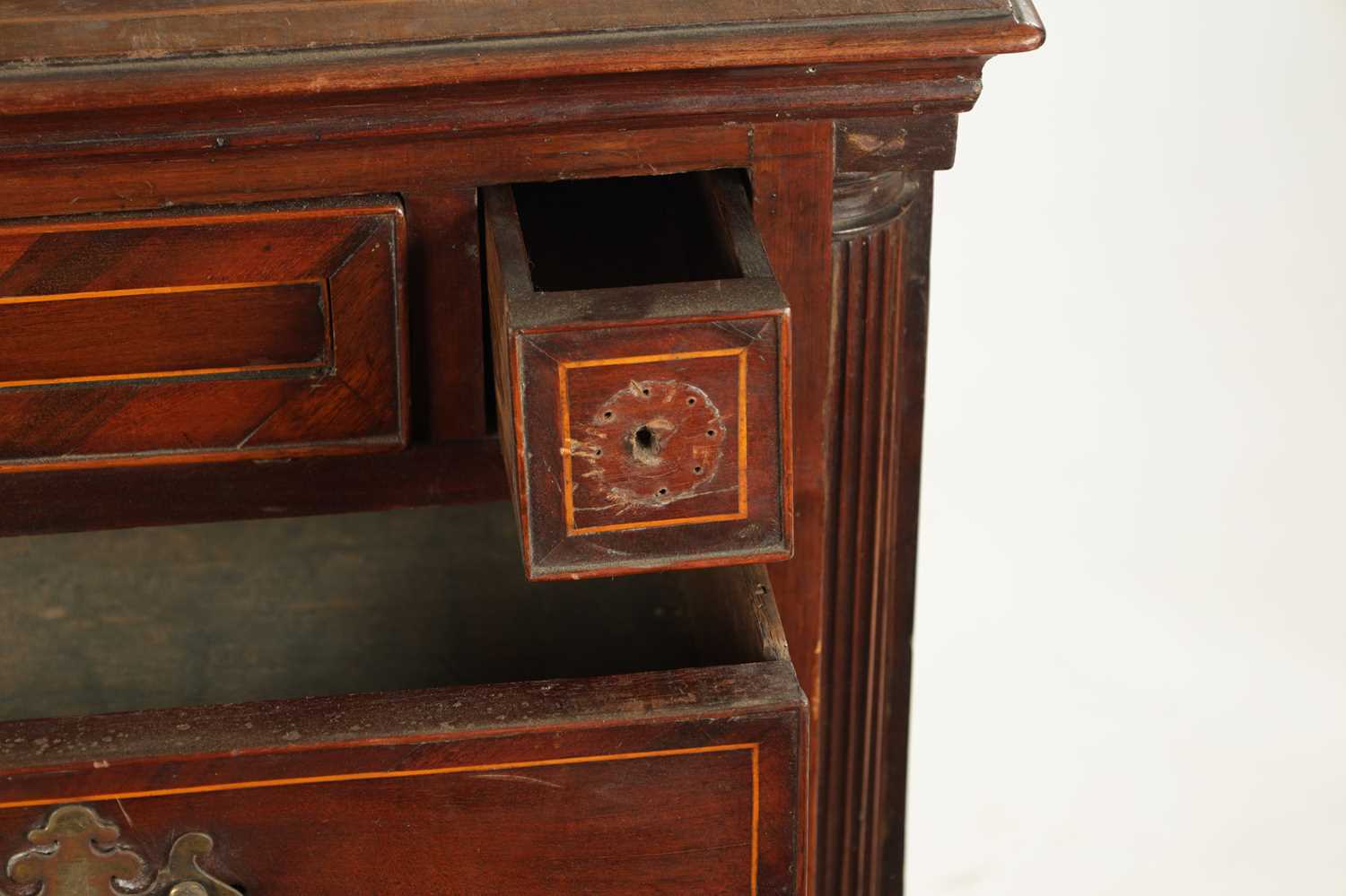 AN 18TH CENTURY FIGURED MAHOGANY CHEST OF DRAWERS - Image 4 of 6