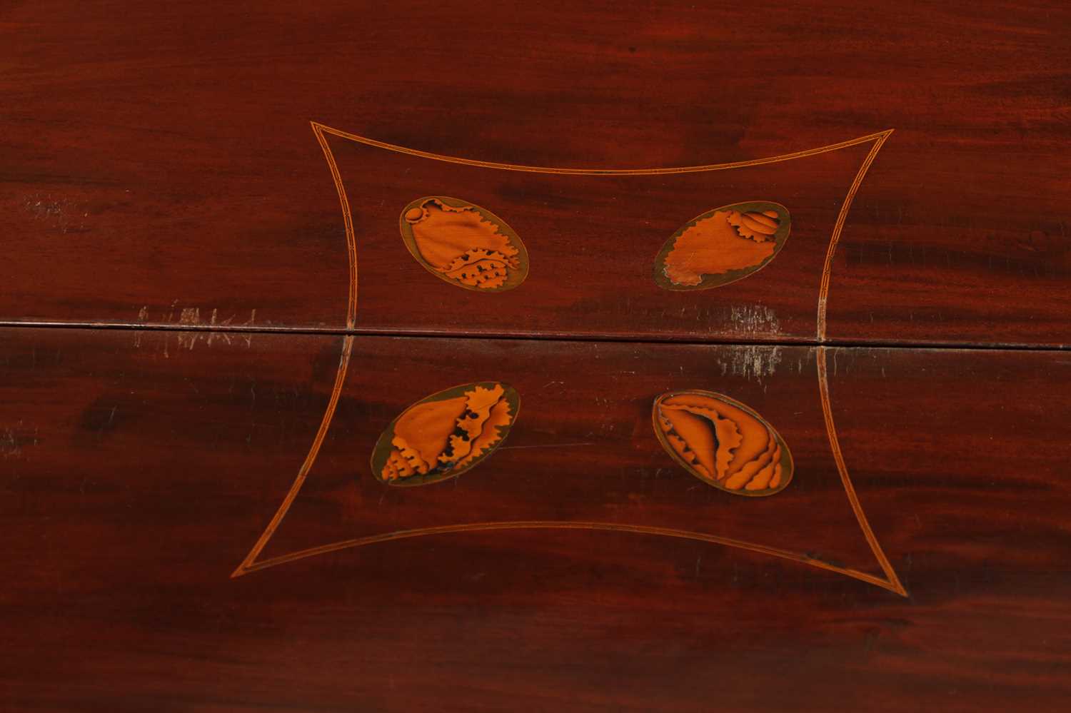 A GEORGE III FIGURED MAHOGANY SCOTTISH DEMI LUNE TEA TABLE - Image 5 of 8