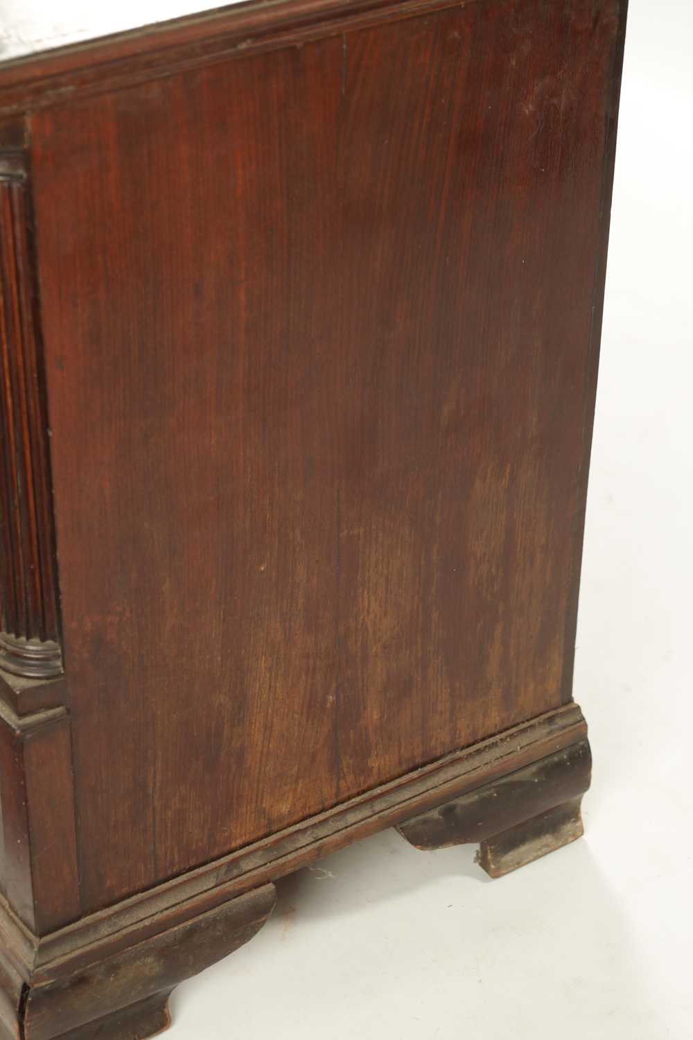 AN 18TH CENTURY FIGURED MAHOGANY CHEST OF DRAWERS - Image 5 of 6