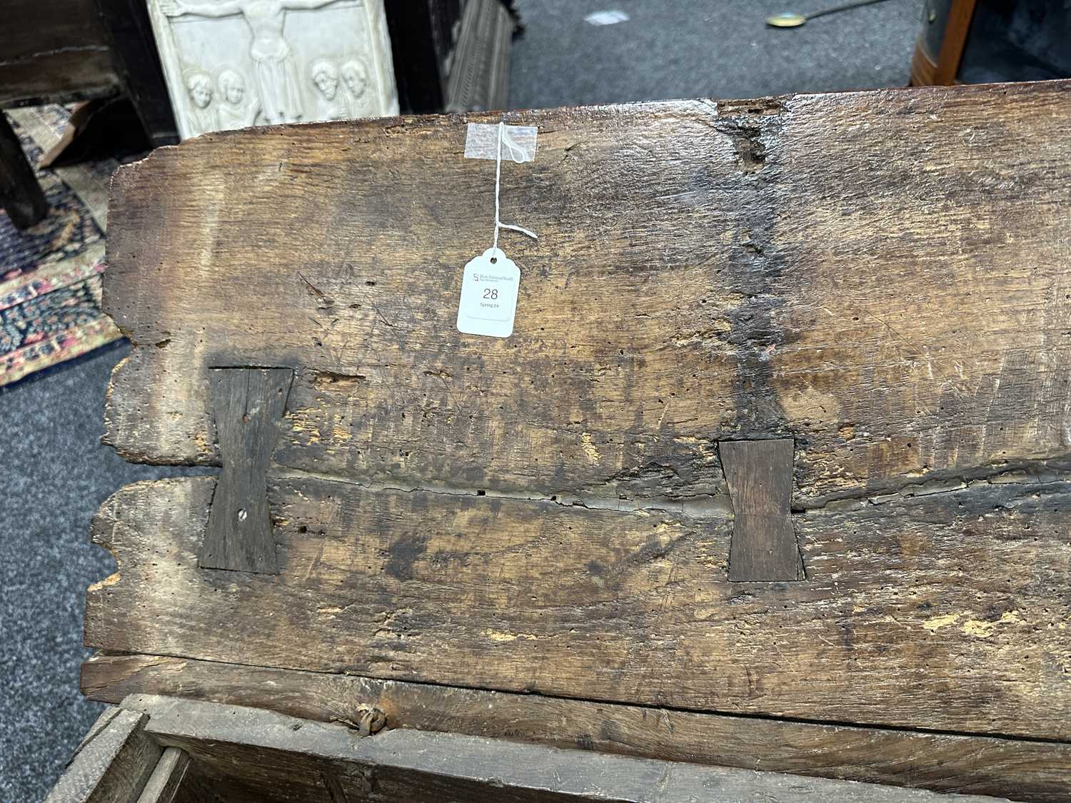 A RARE 15TH/16TH CENTURY GOTHIC OAK PLANK COFFER OF SMALL SIZE - Image 21 of 22