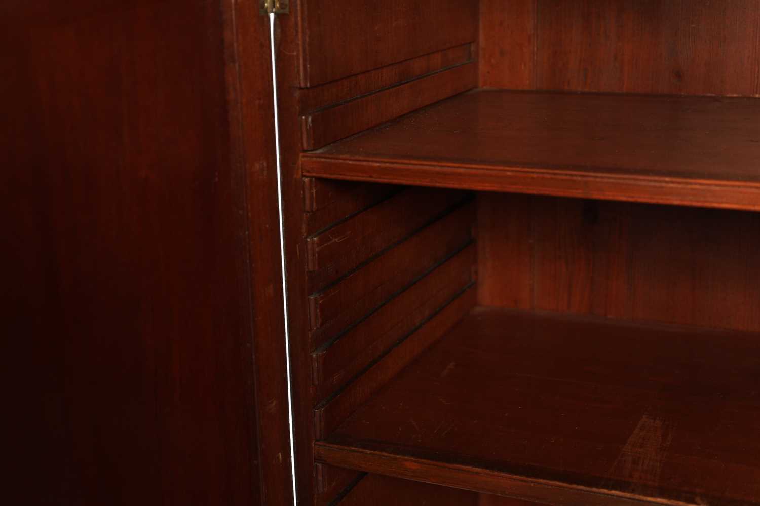 A REGENCY ROSEWOOD AND KING WOOD CROSS-BANDED SECRETAIRE SIDE CABINET - Image 6 of 17
