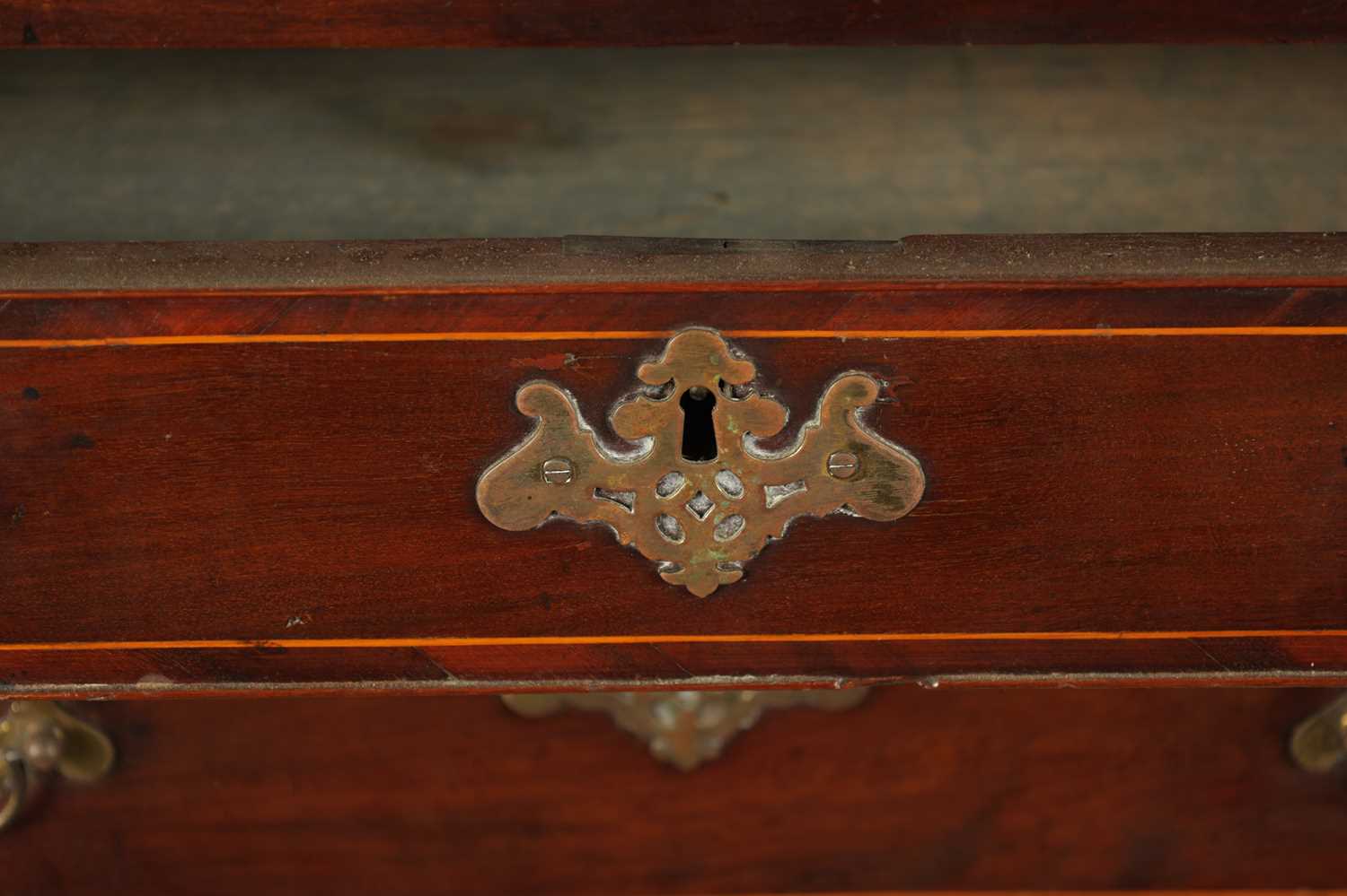 AN 18TH CENTURY FIGURED MAHOGANY CHEST OF DRAWERS - Image 3 of 6