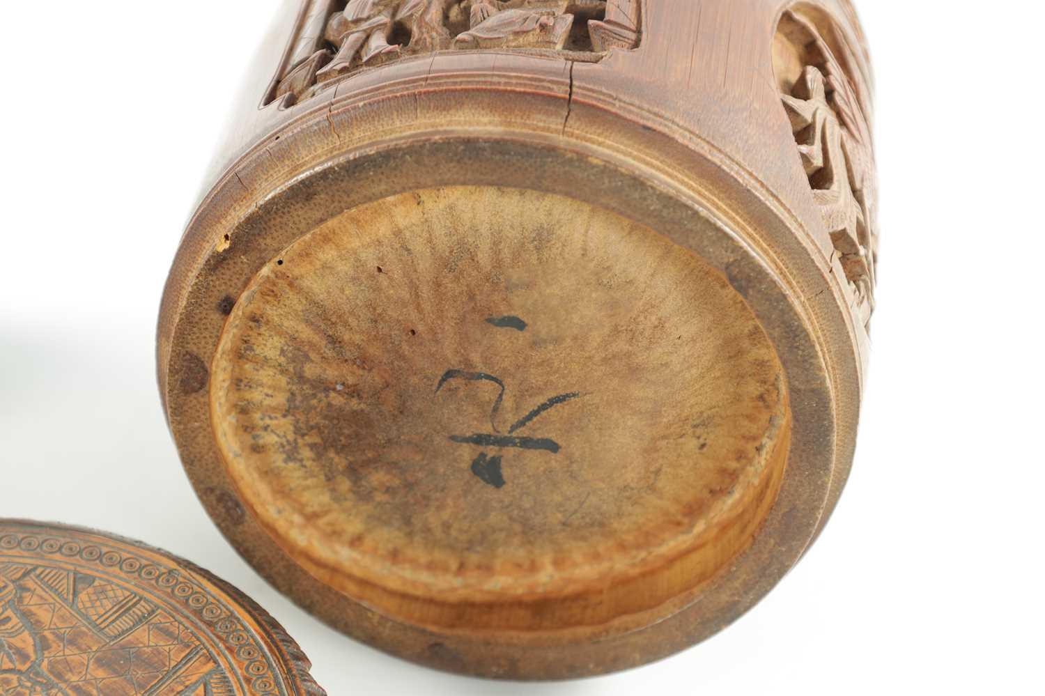 A GOOD EARLY 19TH CENTURY CARVED BAMBOO CHINESE BRUSH POT AND LID - Image 7 of 7