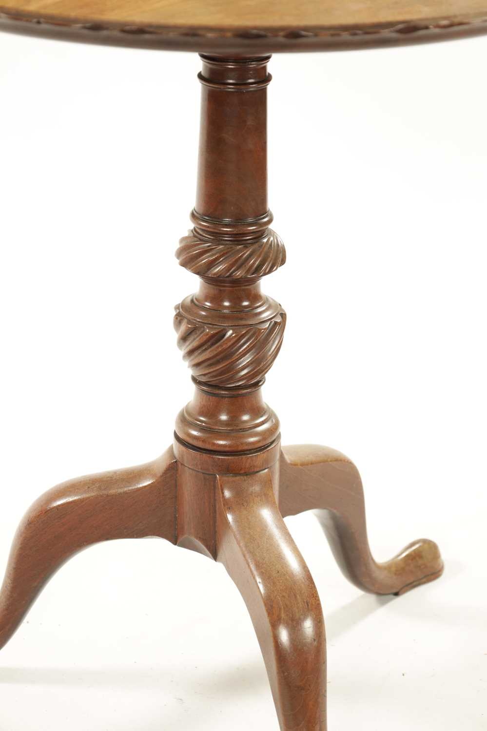 A FINE 18TH CENTURY CIRCULAR WAVY EDGED MAHOGANY TILT-TOP TRIPOD TABLE - Image 6 of 7