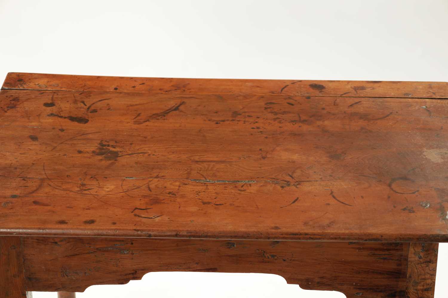 AN EARLY 18TH CENTURY YEW WOOD SIDE TABLE - Image 3 of 7