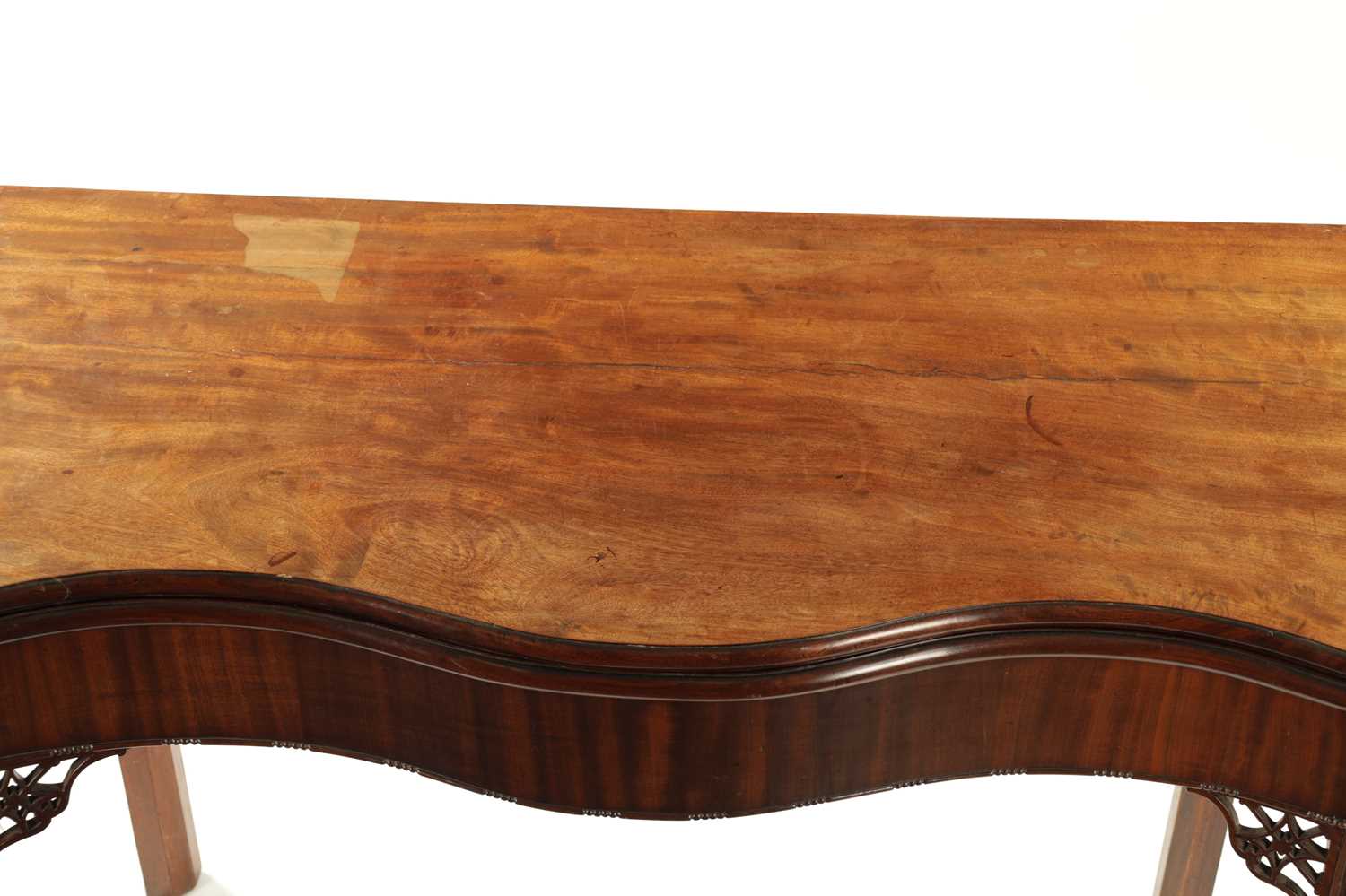 A FINE OVERSIZED GEROGE III SERPENTINE MAHOGANY TEA-TABLE IN THE MANNER OF THOMAS CHIPPENDALE - Image 5 of 8