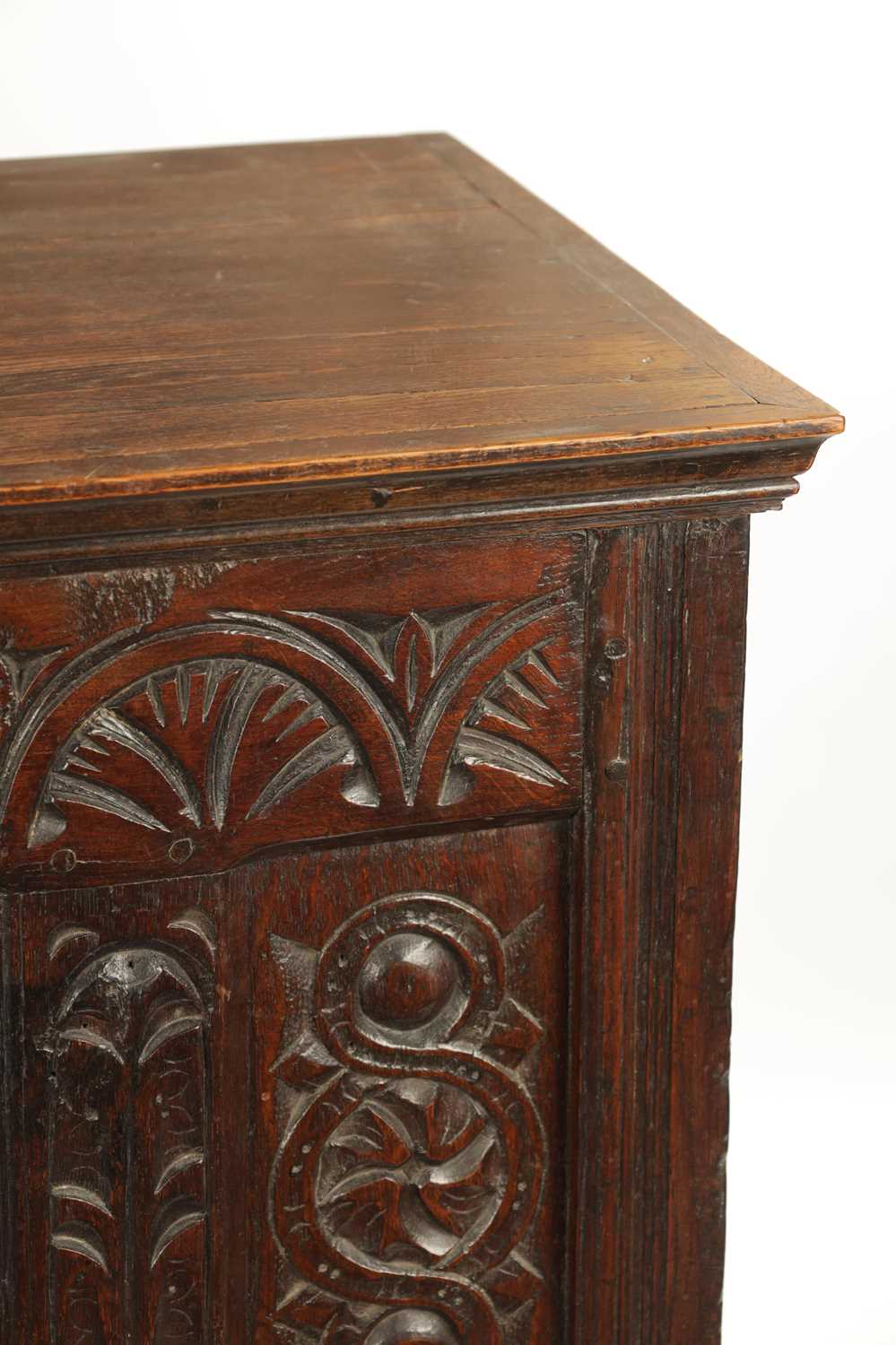 A 17TH CENTURY AND LATER OAK HUTCH CUPBOARD - Image 5 of 9