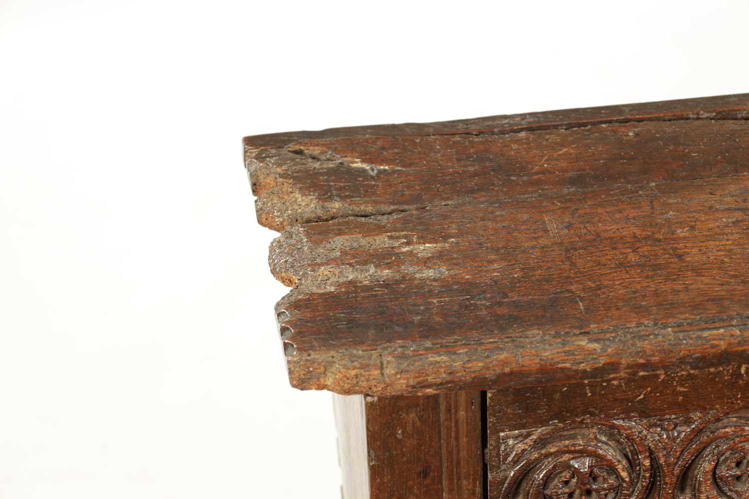 A RARE 15TH/16TH CENTURY GOTHIC OAK PLANK COFFER OF SMALL SIZE - Image 3 of 22